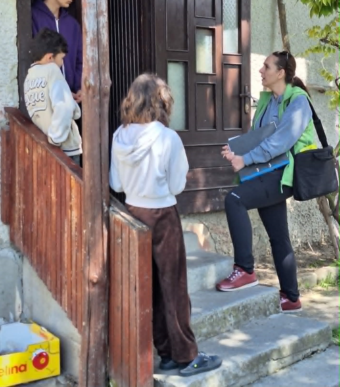 Sociálna pracovníčka SAMARIA pri terénnej návšteve rodiny